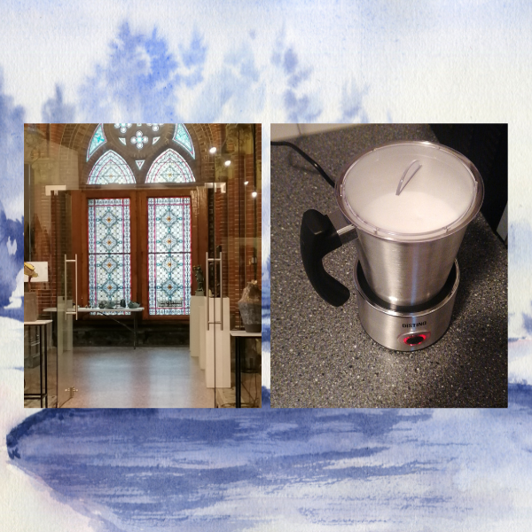 Expositie in een kerkje en melkschuimer